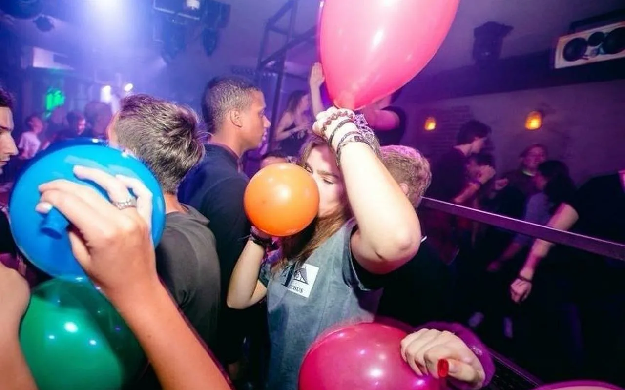 Использование закиси азота на вечеринках